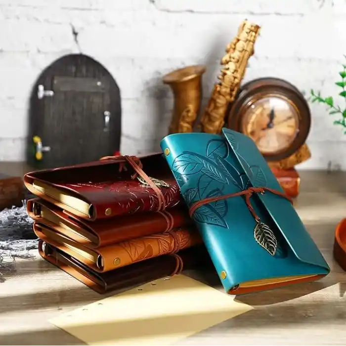 Coverzone Vintage Yaprak Motifli PU Deri Defter – 80 Sayfa Çizgisiz Günlük, 14.5x10.5 cm, Yaprak Şeklinde Metal Kapatmalı Retro Ajanda & Not Defteri, Seyahat Defteri, Travel Journal (Kahverengi)