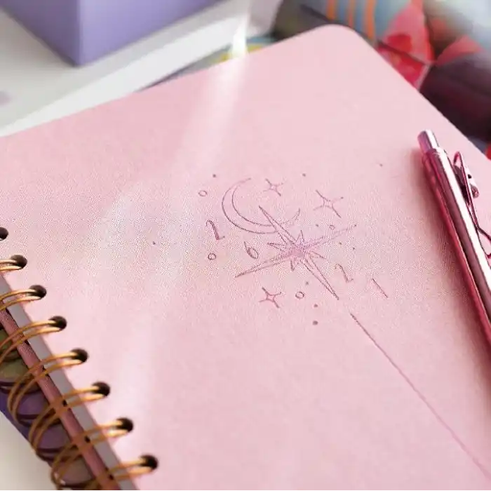 2026-2027 A5 Spiralli Kir ve Suya Dayanıklı Akademik Ajanda Pembe