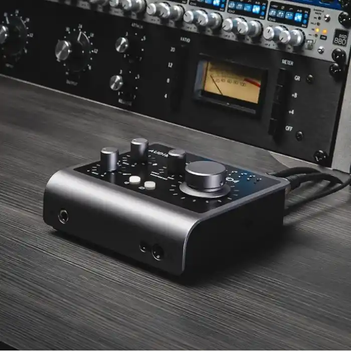 Audient Ses arabirimi iD4 MKII, Class A konsol mikrofon ön amplifikatör (yüksek hızlı USB-C, monitör karışımı ve monitör panning fonksiyonu, 2 kulaklık çıkışı, Mac/PC/iOS uyumlu), siyah, iD MKII