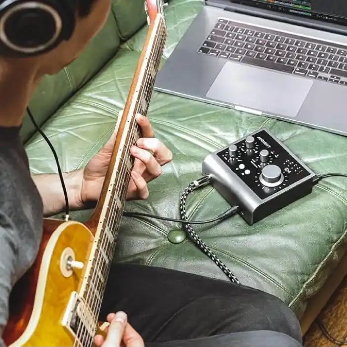 Audient Ses arabirimi iD4 MKII, Class A konsol mikrofon ön amplifikatör (yüksek hızlı USB-C, monitör karışımı ve monitör panning fonksiyonu, 2 kulaklık çıkışı, Mac/PC/iOS uyumlu), siyah, iD MKII