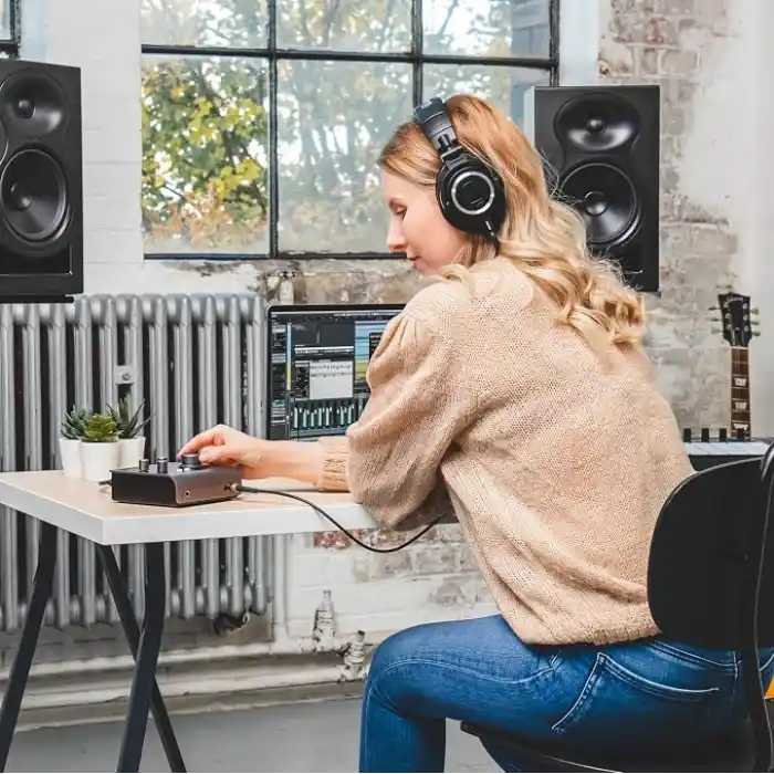 Audient Ses arabirimi iD4 MKII, Class A konsol mikrofon ön amplifikatör (yüksek hızlı USB-C, monitör karışımı ve monitör panning fonksiyonu, 2 kulaklık çıkışı, Mac/PC/iOS uyumlu), siyah, iD MKII