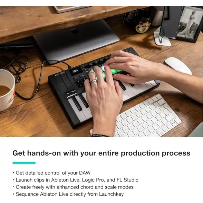 Novation Launchkey Mini 25 [MK4] — Taşınabilir 25 Mini Tuşlu, USB, MIDI Klavye Kontrolörü, DAW Entegrasyonu ile. Akor Modu, Ölçek Modu, Davul Pedleri ve Arpejjatör. Müzik Yaratma Yazılımı Paketi Dahil