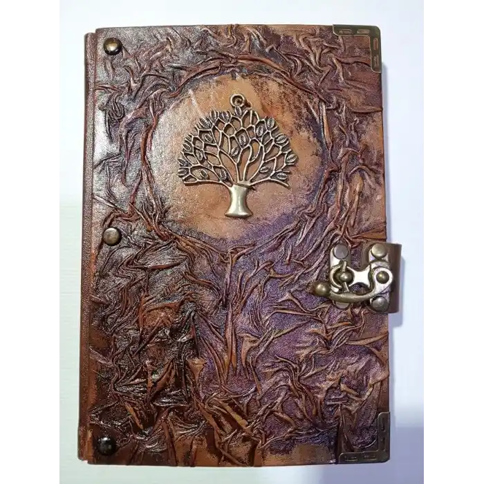 Deri Defter, Hakiki Kuzu Derisi, Günlük Kabartma Tasarım Antik Kahve Metal Kilit Büyük Boy 70 gr Şamua Kitap Kağıdı 300 sayfa Metal Zımba ve Köşebentler 14x20x2,5 cm ebatlı Metal HAYAT AĞACI Figürlü