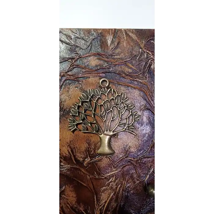 Deri Defter, Hakiki Kuzu Derisi, Günlük Kabartma Tasarım Antik Kahve Metal Kilit Büyük Boy 70 gr Şamua Kitap Kağıdı 300 sayfa Metal Zımba ve Köşebentler 14x20x2,5 cm ebatlı Metal HAYAT AĞACI Figürlü