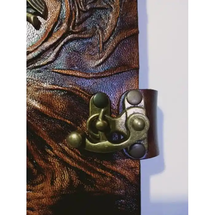 Deri Defter, Hakiki Kuzu Derisi, Günlük Kabartma Tasarım Antik Kahve Metal Kilit Büyük Boy 70 gr Şamua Kitap Kağıdı 300 sayfa Metal Zımba ve Köşebentler 14x20x2,5 cm ebatlı Metal HAYAT AĞACI Figürlü