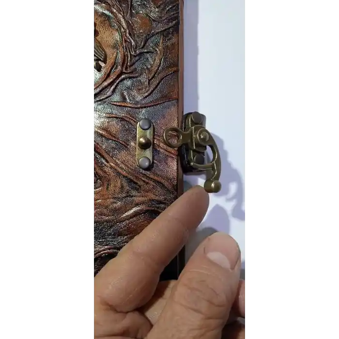 Deri Defter, Hakiki Kuzu Derisi, Günlük Kabartma Tasarım Antik Kahve Metal Kilit Büyük Boy 70 gr Şamua Kitap Kağıdı 300 sayfa Metal Zımba ve Köşebentler 14x20x2,5 cm ebatlı Metal HAYAT AĞACI Figürlü