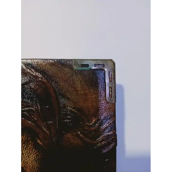 Deri Defter, Hakiki Kuzu Derisi, Günlük Kabartma Tasarım Antik Kahve Metal Kilit Büyük Boy 70 gr Şamua Kitap Kağıdı 300 sayfa Metal Zımba ve Köşebentler 14x20x2,5 cm ebatlı Metal HAYAT AĞACI Figürlü