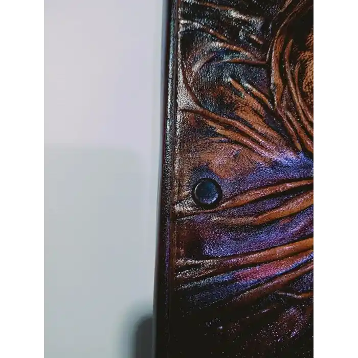Deri Defter, Hakiki Kuzu Derisi, Günlük Kabartma Tasarım Antik Kahve Metal Kilit Büyük Boy 70 gr Şamua Kitap Kağıdı 300 sayfa Metal Zımba ve Köşebentler 14x20x2,5 cm ebatlı Metal HAYAT AĞACI Figürlü