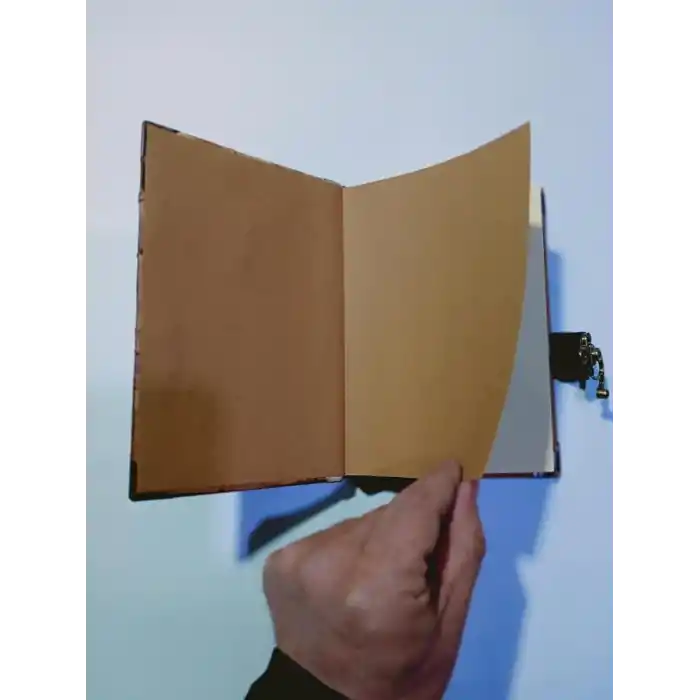 Deri Defter, Hakiki Kuzu Derisi, Günlük Kabartma Tasarım Antik Kahve Metal Kilit Büyük Boy 70 gr Şamua Kitap Kağıdı 300 sayfa Metal Zımba ve Köşebentler 14x20x2,5 cm ebatlı Metal HAYAT AĞACI Figürlü