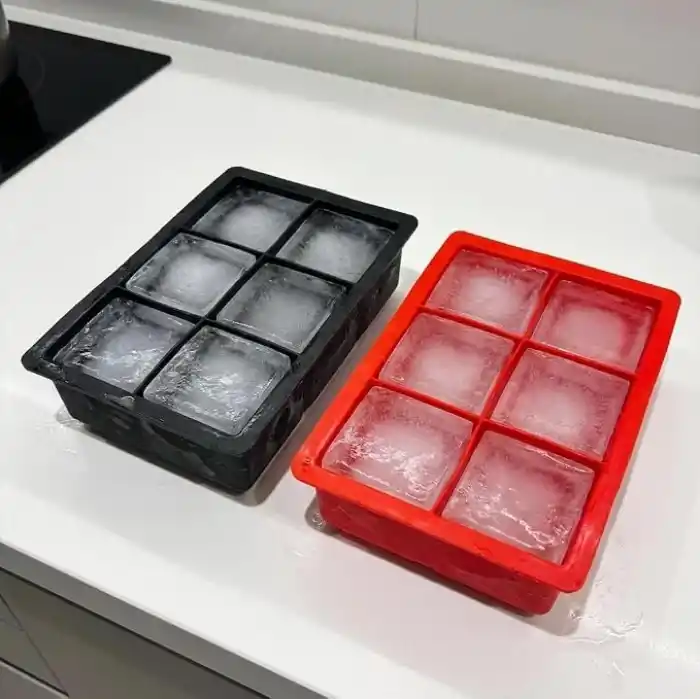 Deconox 2 Adet 6 Gözlü Dev Boy Silikon Buz Kalıbı, Siyah ve Kırmızı Kare Küp Buzluk, 16x12 cm Büyük Buz Küpü Kalıbı 2’li Set, Soğuk İçecek Kokteyl Limonata Kahve Sunumları İçin Esnek Buz Kalıbı