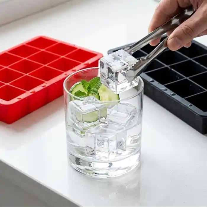 Deconox 2 Adet 15 Gözlü Silikon Buz Kalıbı, Siyah ve Kırmızı Kare Küp Buzluk, 18x12 cm Esnek Buz Kalıbı, 2’li Set Soğuk İçecek Limonata Kahve Kokteyl Sunumları İçin Silikon Buzluk