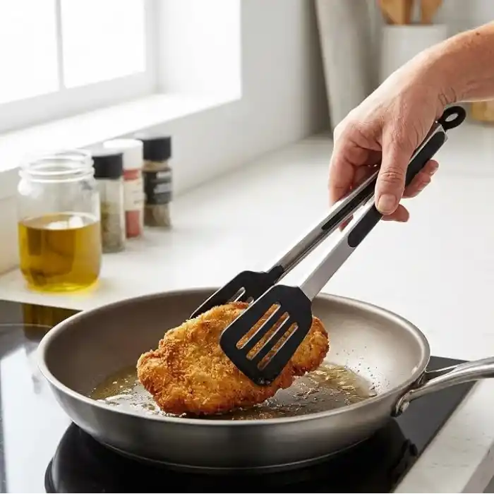 Deconox 32 cm Kilitlenebilir Mangal Maşası ve Kızartma Spatulası, Metal Gövdeli Siyah Delikli Geniş Uçlu Servis Maşası, Et Tavuk Balık Köfte Kızartma ve Barbekü İçin Çok Amaçlı Mutfak Maşası