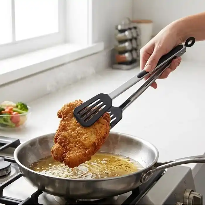 Deconox 32 cm Kilitlenebilir Mangal Maşası ve Kızartma Spatulası, Metal Gövdeli Siyah Delikli Geniş Uçlu Servis Maşası, Et Tavuk Balık Köfte Kızartma ve Barbekü İçin Çok Amaçlı Mutfak Maşası