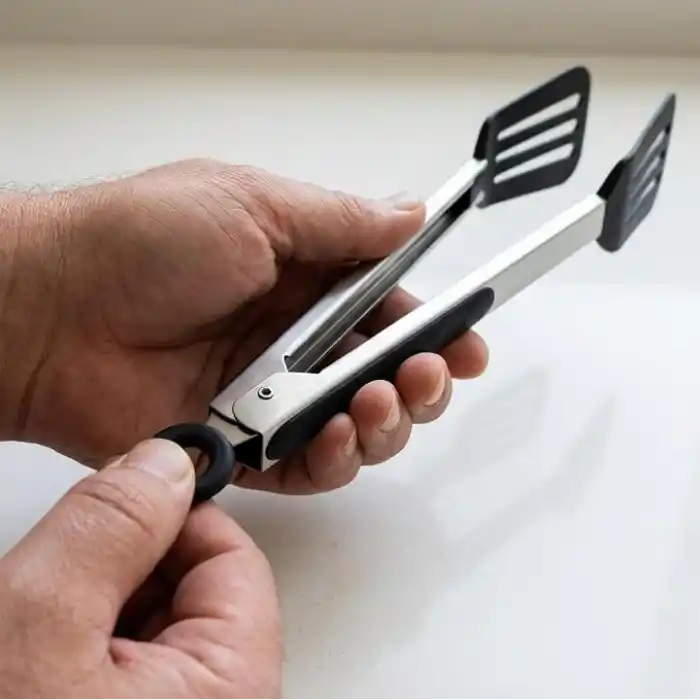 Deconox 32 cm Kilitlenebilir Mangal Maşası ve Kızartma Spatulası, Metal Gövdeli Siyah Delikli Geniş Uçlu Servis Maşası, Et Tavuk Balık Köfte Kızartma ve Barbekü İçin Çok Amaçlı Mutfak Maşası