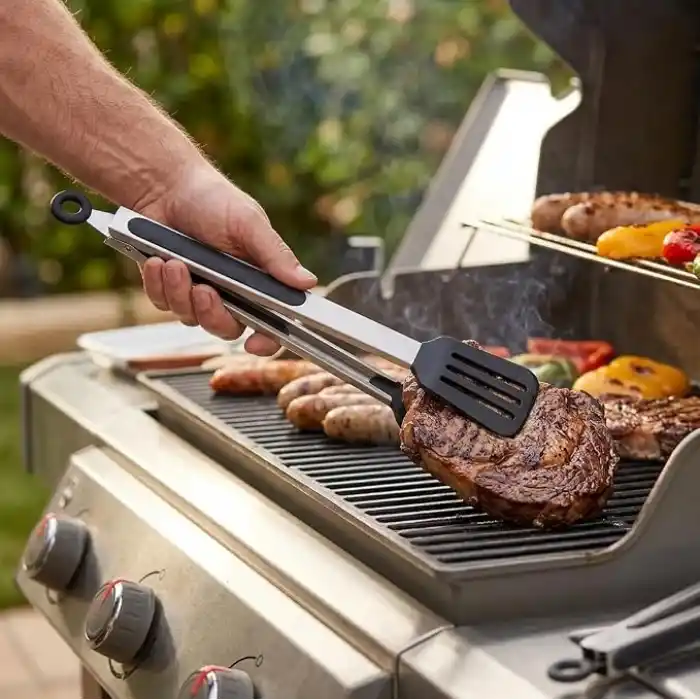 Deconox 32 cm Kilitlenebilir Mangal Maşası ve Kızartma Spatulası, Metal Gövdeli Siyah Delikli Geniş Uçlu Servis Maşası, Et Tavuk Balık Köfte Kızartma ve Barbekü İçin Çok Amaçlı Mutfak Maşası