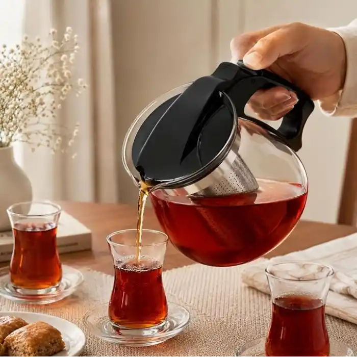 Cam Demlik 900ml, Paslanmaz Çelik Süzgeçli Filtreli Çaydanlık, Çay, Bitki Çayı Süzgeci, Isıya Karşı Dayanıklı Pratik Üst Kısım Tek Parça (Siyah, 900, Mililitre)