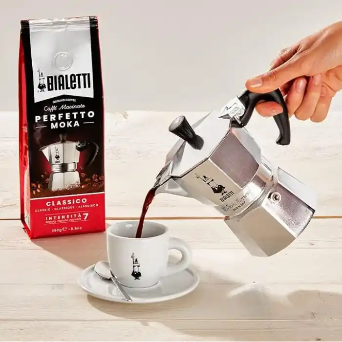 Bialetti - Moka Express: 3 Cups Ocak Üstü Espresso Pişirici - 130ml - Gümüş Renk - Alüminyum Gövde - Patentli Güvenlik Valfi - Tüm Ocak Türleri İçin Uygundur (İndüksiyon Hariç)