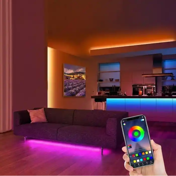 AmberLED 5 Metre RGB Şerit LED Seti - Bluetooth Uygulama Kontrollü - Müziğe Duyarlı 5050 3 Çipli Tak Çalıştır - Adaptör Dahil - İç Mekan Silikonsuz Aydınlatma