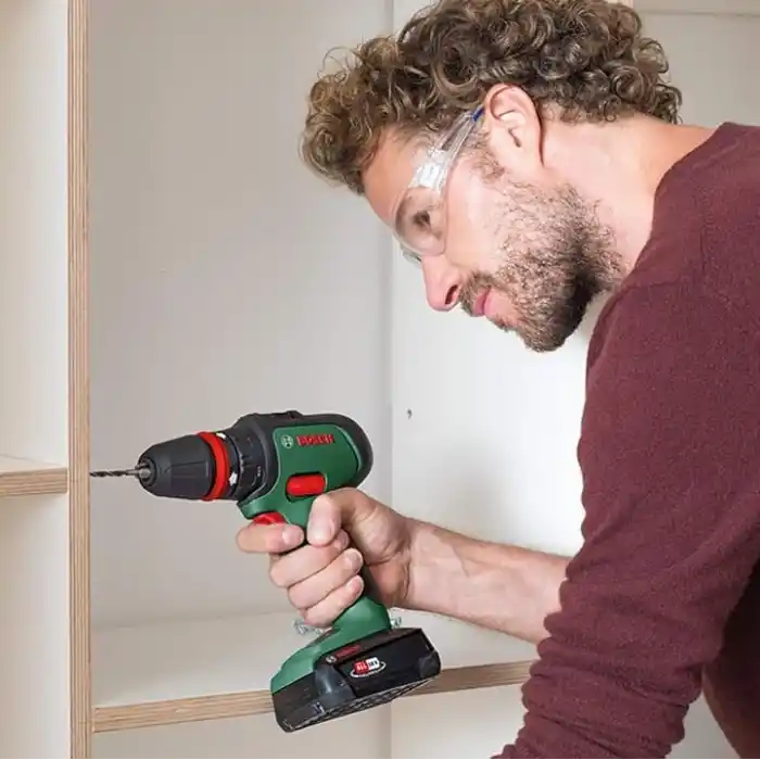 Bosch Home and Garden 18 Volt Akü ve AL 1830 CV Şarj Cihazı Başlangıç Seti, 2.5 Ah Akü, 300l/saat Debi, 0.365 kg