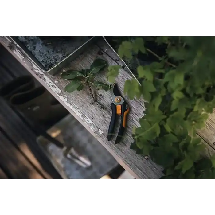 Fiskars Bypass M Bahçe Makası, Masif, P321, Taze dallar ve çalılar için, Yapışmaz kaplama, Paslanmaz çelik bıçaklar, Uzunluk: 20,1 cm, Siyah/Turuncu, 1057162