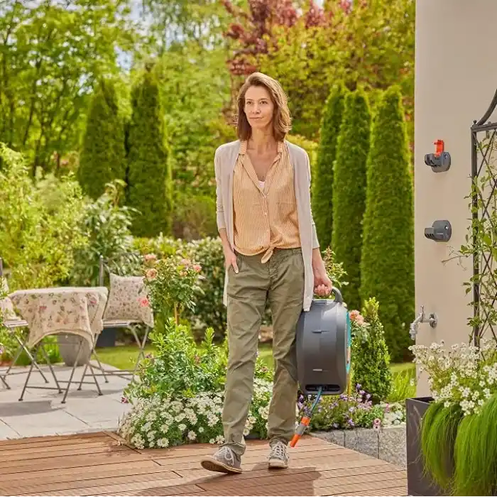 Gardena Çift Hortum Kutusu M/L, 25 m Hortumlu, Duvara veya Taşınabilir, Otomatik Hortum Sarma Kılavuzu, Yerden Tasarruf Sağlayan Saklama, Dayanıklı Hava Koşullarına Dayanıklı Tasarım (18695-28)