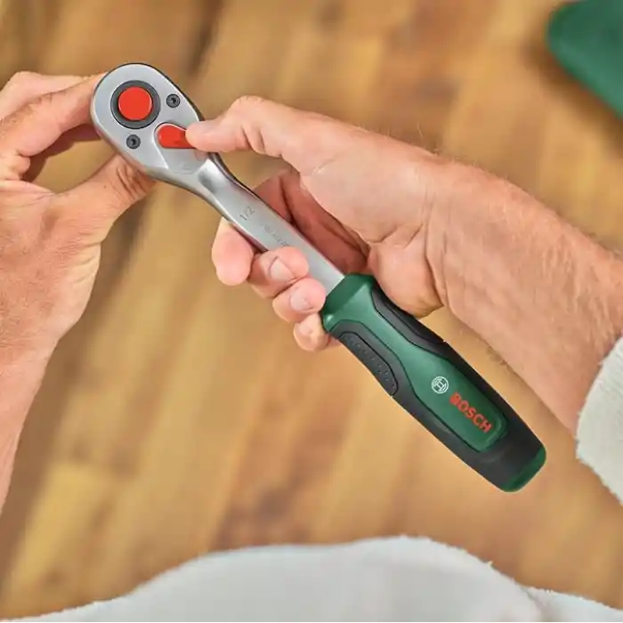 Bosch 1/2 inç cırcır, 25 parçalı set (güçlü mandal; 768 Nmye kadar yüksek tork; kilitleme düğmesi; sezgisel yön değişimi; kavisli boyun; ergonomik yumuşak sap; 24 aksesuar; çanta)