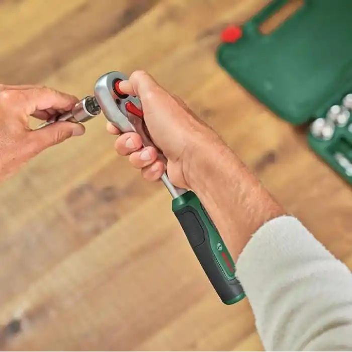 Bosch 1/2 inç cırcır, 25 parçalı set (güçlü mandal; 768 Nmye kadar yüksek tork; kilitleme düğmesi; sezgisel yön değişimi; kavisli boyun; ergonomik yumuşak sap; 24 aksesuar; çanta)