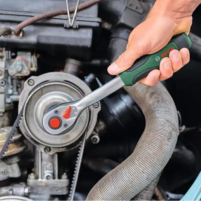 Bosch 1/2 inç cırcır, 25 parçalı set (güçlü mandal; 768 Nmye kadar yüksek tork; kilitleme düğmesi; sezgisel yön değişimi; kavisli boyun; ergonomik yumuşak sap; 24 aksesuar; çanta)