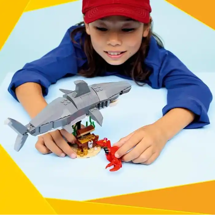 LEGO Creator Acımasız Köpek Balığı ile Hazine Sandığı 31381