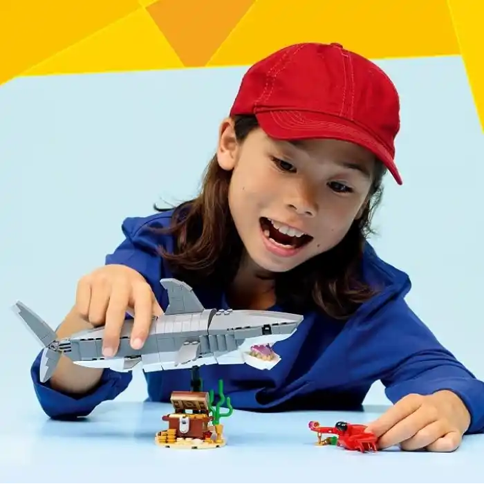 LEGO Creator Acımasız Köpek Balığı ile Hazine Sandığı 31381