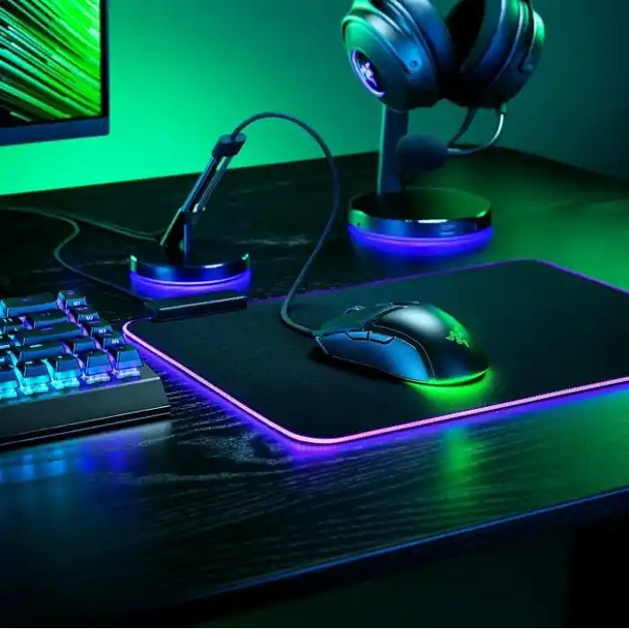 Razer Cobra - Chroma RGBye sahip hafif kablolu oyun faresi (tüy hafifliğinde 57g, 3-Nesil optik fare anahtarları, gövde altı aydınlatmalı Chroma aydınlatma, hassas sensör ayarları) Siyah