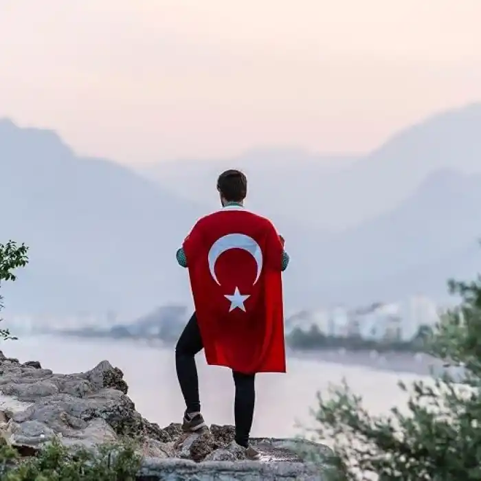 Premium Türk Bayrağı (70X105CM) - Nefes Alabilir 125gr Rashel Kumaş, Çift Dikişli, Sağlam Kulplu, UV ve Solmaya Karşı Dayanıklı, İç/Dış Mekan Kullanımı (70x105CM)