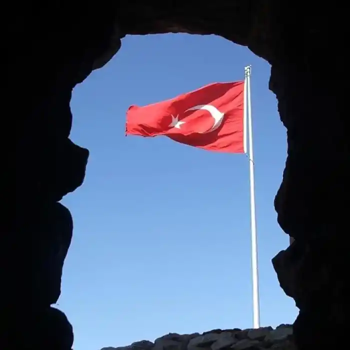 Premium Türk Bayrağı (70X105CM) - Nefes Alabilir 125gr Rashel Kumaş, Çift Dikişli, Sağlam Kulplu, UV ve Solmaya Karşı Dayanıklı, İç/Dış Mekan Kullanımı (70x105CM)