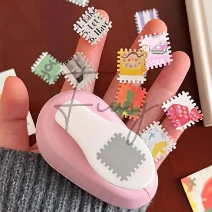 Pembe Pul Delgeç Tasarım Scrapbooking Malzemesi - Pul Şekilli Delgeç Kağıt Kesici