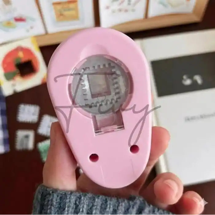 Pembe Pul Delgeç Tasarım Scrapbooking Malzemesi - Pul Şekilli Delgeç Kağıt Kesici