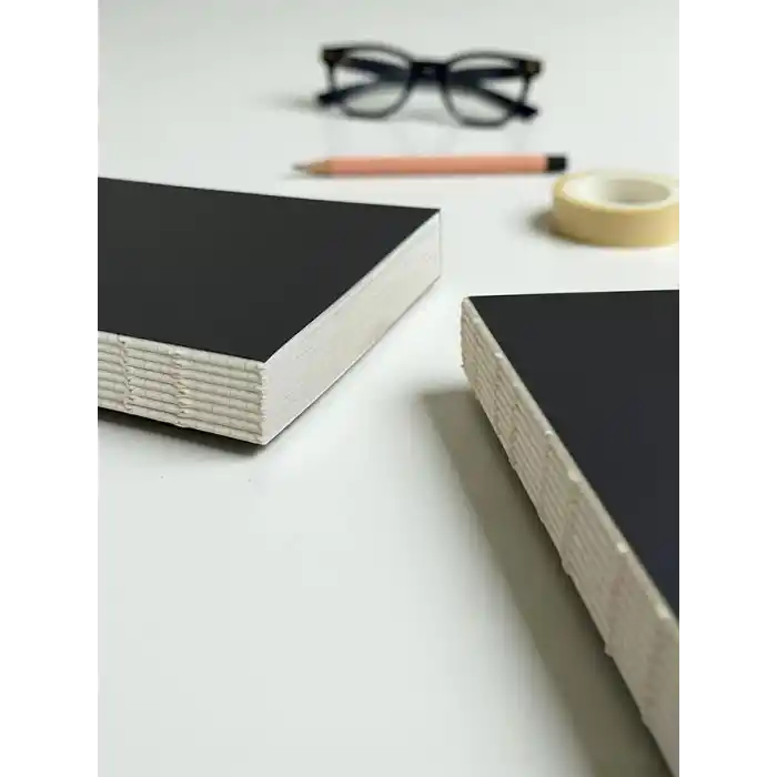 Fark Tanıtım Özel Tasarım Siyah Kraft Kapaklı A5 Çizgisiz Defter - 180 Derece Açılabilir, Sırtı Dikişli,%100 El İşçiliği, Ofis İçin İdeal, Planlayıcı (Çizgisiz)