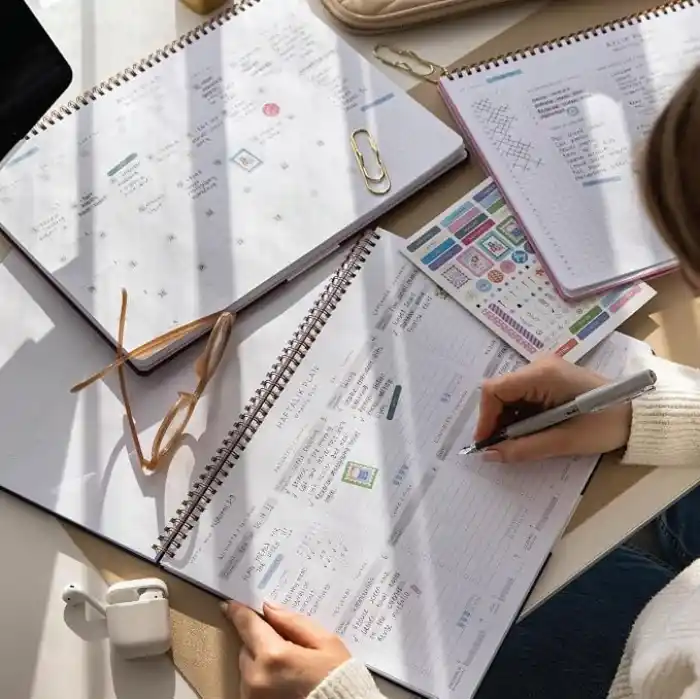 Süresiz Haftalık Spiralli Masaüstü Planlayıcı 24x34 cm - Desk Planner Bordo