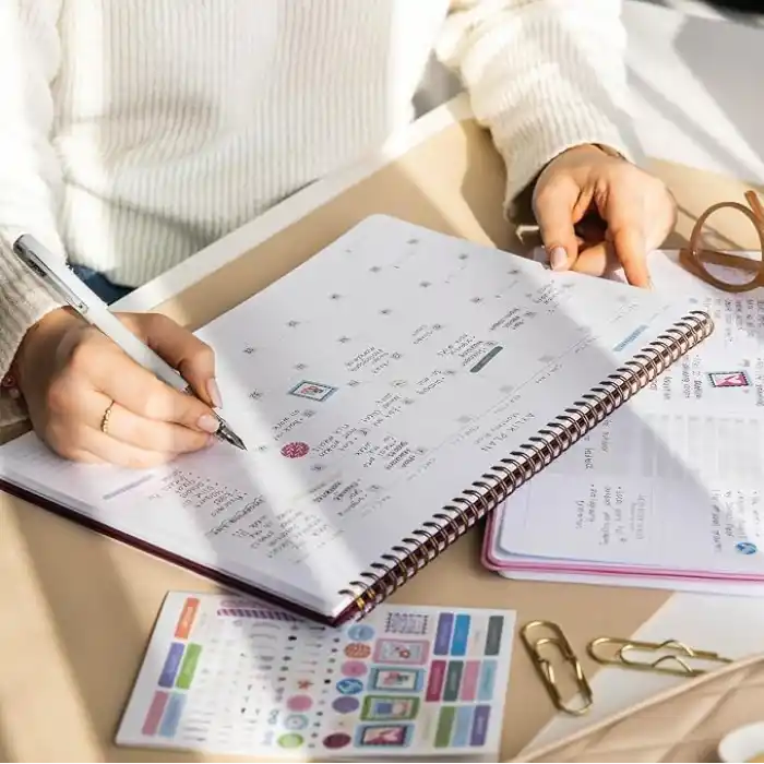 Süresiz Haftalık Spiralli Masaüstü Planlayıcı 24x34 cm - Desk Planner Bordo