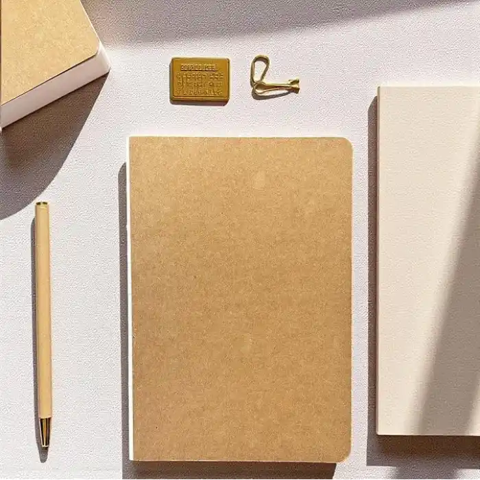 Fark Tanıtım Özel Tasarım Kraft Kapaklı A5 Çizgisiz Not Defter - 180 Derece Açılabilir, Sırtı Dikişli,%100 El İşçiliği, Ofis İçin İdeal, Planlayıcı (Enzo Sayfa)