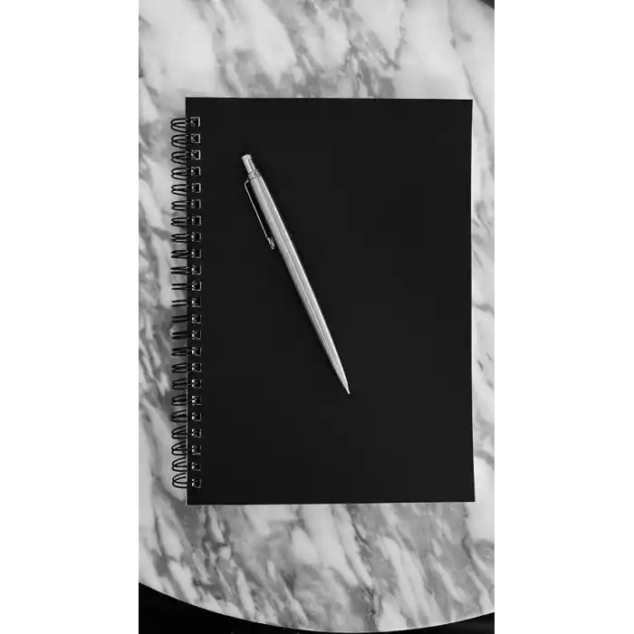 Fark Tanıtım Spiralli Defter, Siyah Kapaklı, A5 Boyutunda (15x21 cm), 100 Yaprak (Çizgili)
