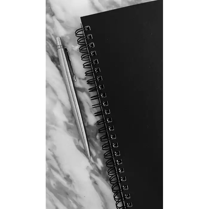 Fark Tanıtım Spiralli Defter, Siyah Kapaklı, A5 Boyutunda (15x21 cm), 100 Yaprak (Çizgili)