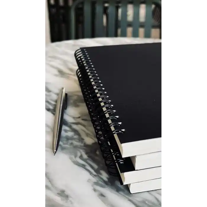 Fark Tanıtım Spiralli Defter, Siyah Kapaklı, A5 Boyutunda (15x21 cm), 100 Yaprak (Çizgili)