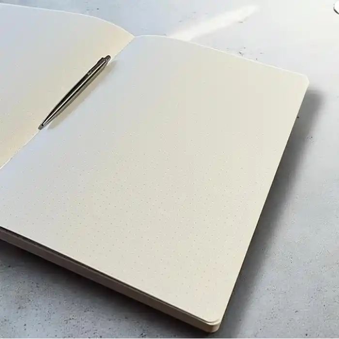 Fark Tanıtım Özel Tasarım Kraft Kapaklı A4 Defter - 180 Derece Açılabilir, Sırtı Dikişli,%100 El İşçiliği, Ofis, Okul, Günlük Kullanım İçin İdeal Defter (Noktalı)