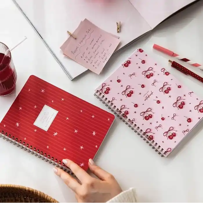 PAPERORA A5 Spiralli Karton Kapak 2’li Set Düz Çizgisiz Okul Defteri 80 yaprak, Ders Programlı Kiraz