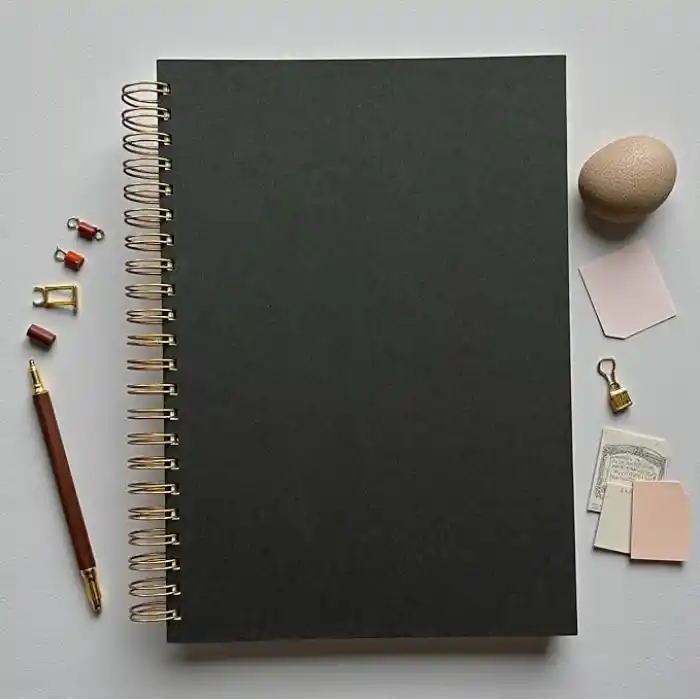 Fark Tanıtım Kareli Spiralli Not Defteri, A4 Boyut (21x29,7 cm), 120 Yaprak (240 Sayfa), 90gr. Ivory Kağıt, Ofis İçin İdeal (Siyah)