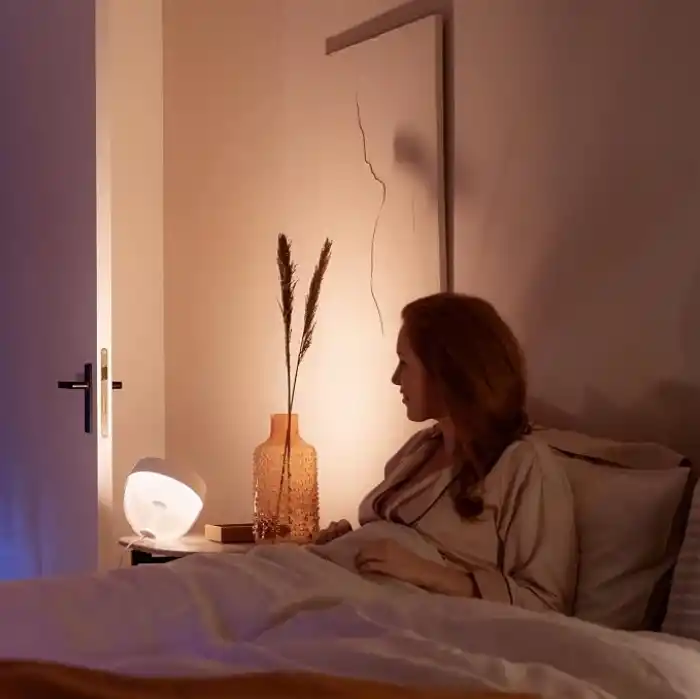 Philips Hue Beyaz ve Renkli Ambiance Iris masa lambası beyaz 520lm, kısılabilir, 16 milyon renk, derin karartma işlevi, uygulama üzerinden kontrol edilebilir, Amazon Alexa (Echo, Echo Dot) ile uyumlu
