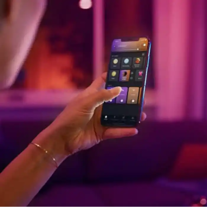 Philips Hue Beyaz ve Renkli Ambiance Iris masa lambası beyaz 520lm, kısılabilir, 16 milyon renk, derin karartma işlevi, uygulama üzerinden kontrol edilebilir, Amazon Alexa (Echo, Echo Dot) ile uyumlu