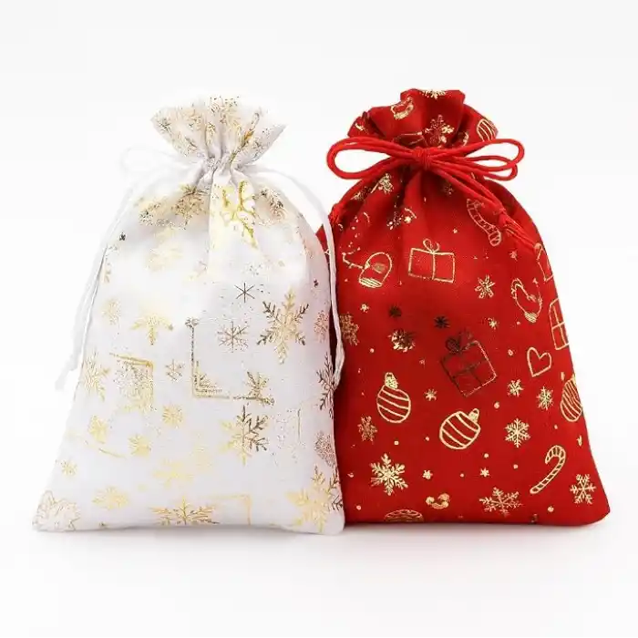 2’li Set 17x23 cm Yılbaşı Hediye Kesesi – Kırmızı & Beyaz Altın Yaldızlı Noel Temalı Kumaş Çanta | Yılbaşı Hediye Paketi Kesesi