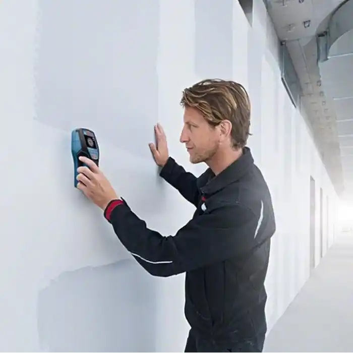 Bosch Professional D-tect 120 Duvar Tarama Cihazı (Tarama alanı: 120 mm, Akım geçen ve geçmeyen kabloların, metal, plastik boruların bulunması, USB-C kablosu, 4 x AA pil, Akü Adaptörü, Taşıma Çantası)