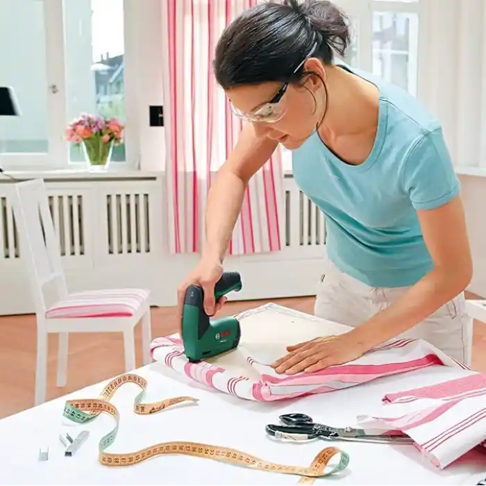Bosch Home and Garden Akülü Zımba veya Çivi Çakma Tabancası (Entegre Akü, 3.6 Volt, 30 Darbe/Dak, Metal Kutuda)